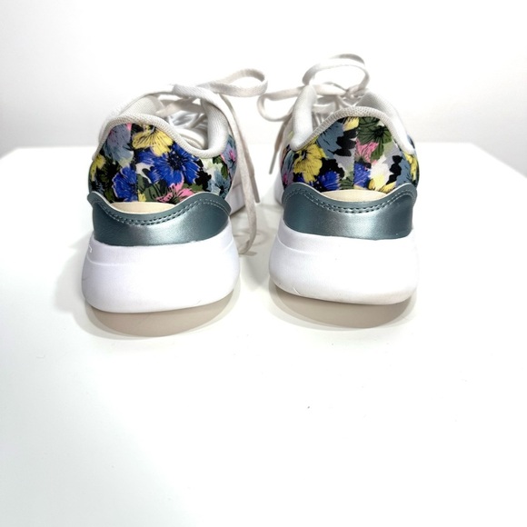 Adidas Women’s QT Racer running shoe with Floral Print and Pink stripes - Picture 3 of 12